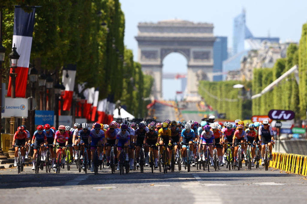 Crashes wreak havoc at Tour de France Femmes opener on Champs-Élysées