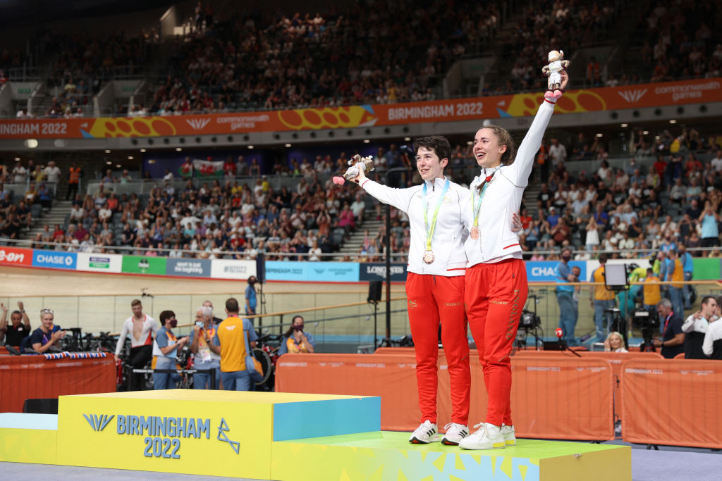 Fake medal ceremony sees English pair fined by UCI at Commonwealth Games