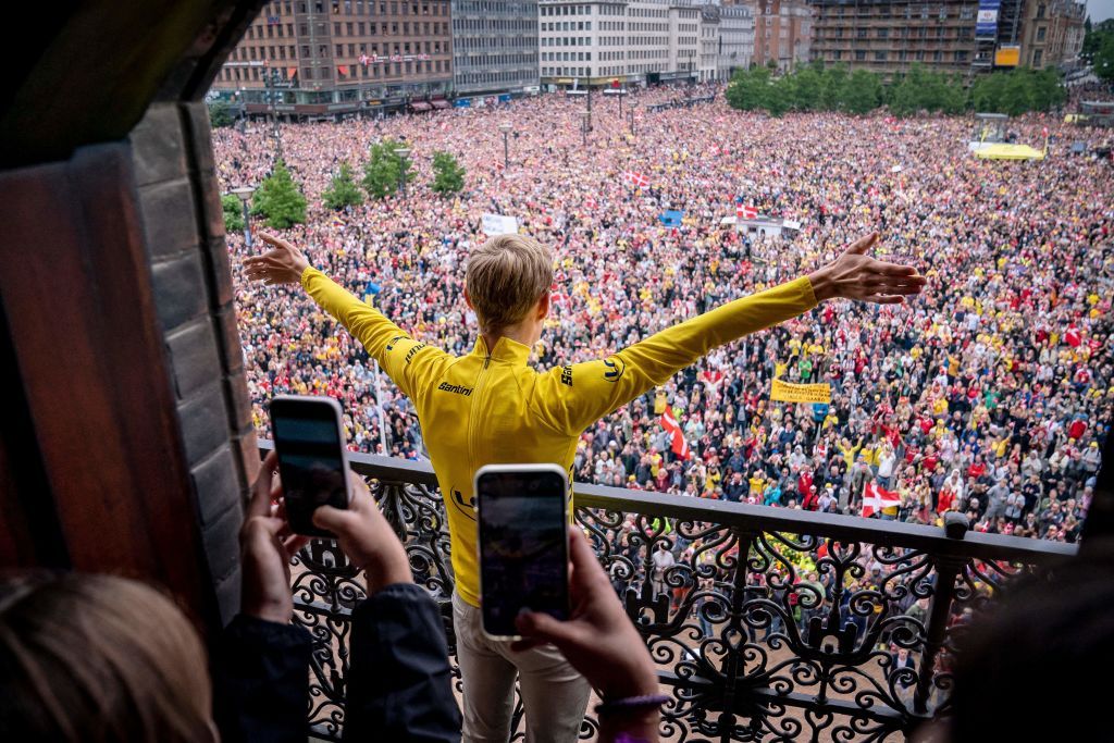 Fighter jets and endless crowds - Inside Jonas Vingegaard's Copenhagen homecoming