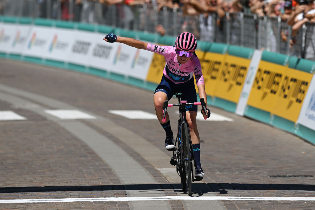 Giro d'Italia Donne: Van Vleuten stamps authority with solo victory on stage 8