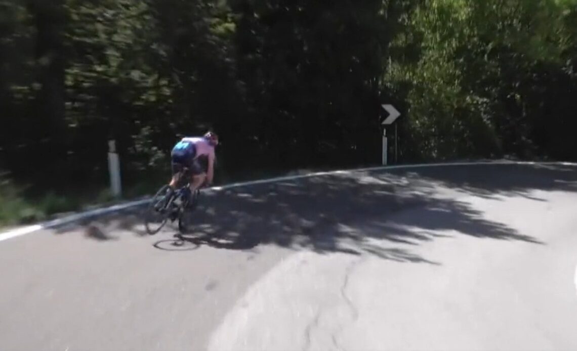 Van Vleuten almost crashes