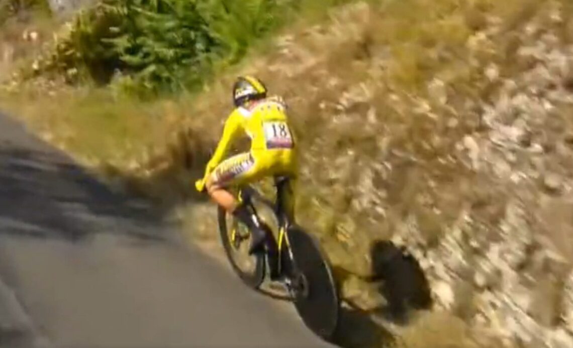 Jonas Vingegaard almost crashes