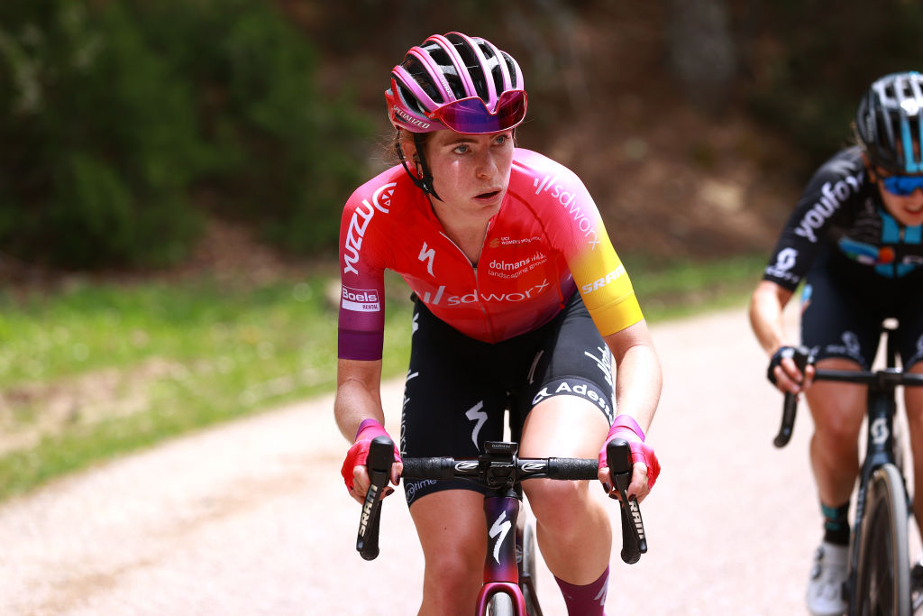 Late crash sees Vollering lose time in Tour de France Femmes