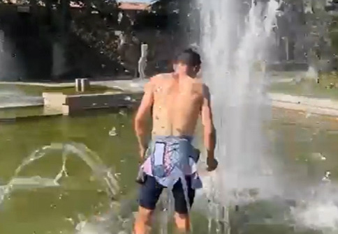 Pidcock cools down in fountain after extreme heat of Tour de France