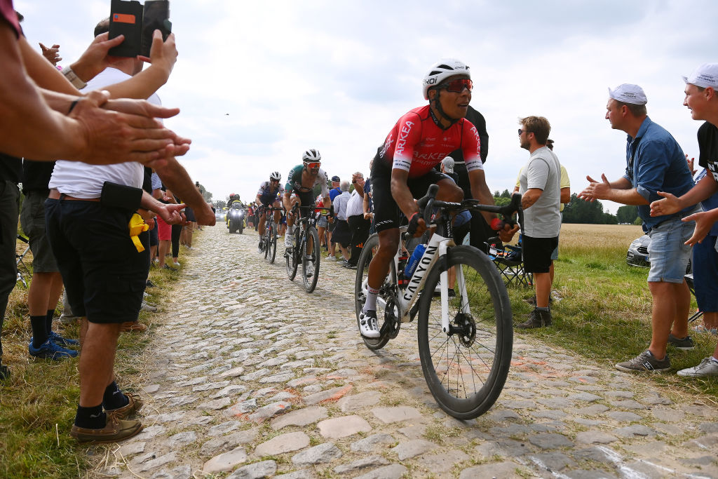 Quintana defies climber stereotype on Tour de France pavé stage
