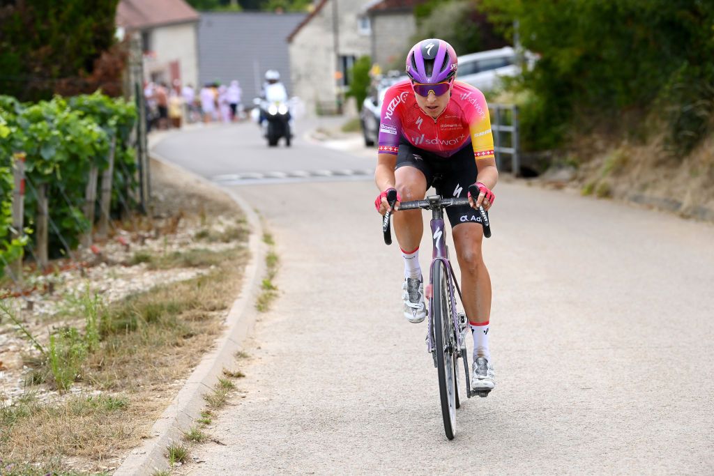 Reusser wins gravel-strewn stage 4 of Tour de France Femmes