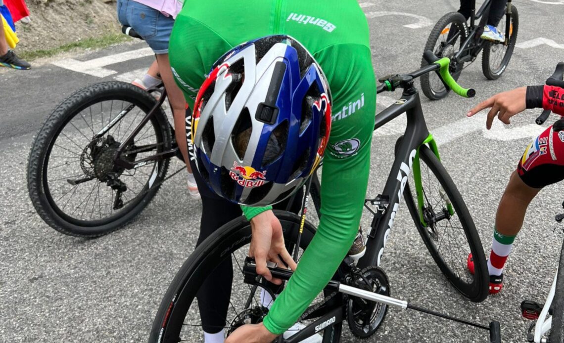 Wout van Aert borrowed a fan's pump and then gave him the best TdF souvenir ever