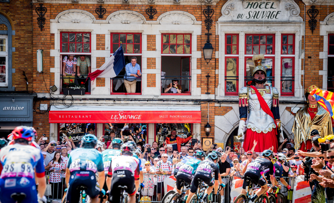 the peloton and Mont Cassel – Rouleur