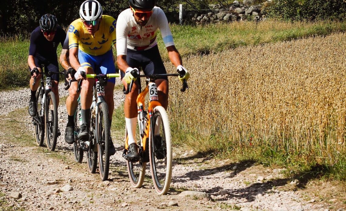 Jasper Ockeloen wins men's race in tight sprint at Gravel World Series Sweden