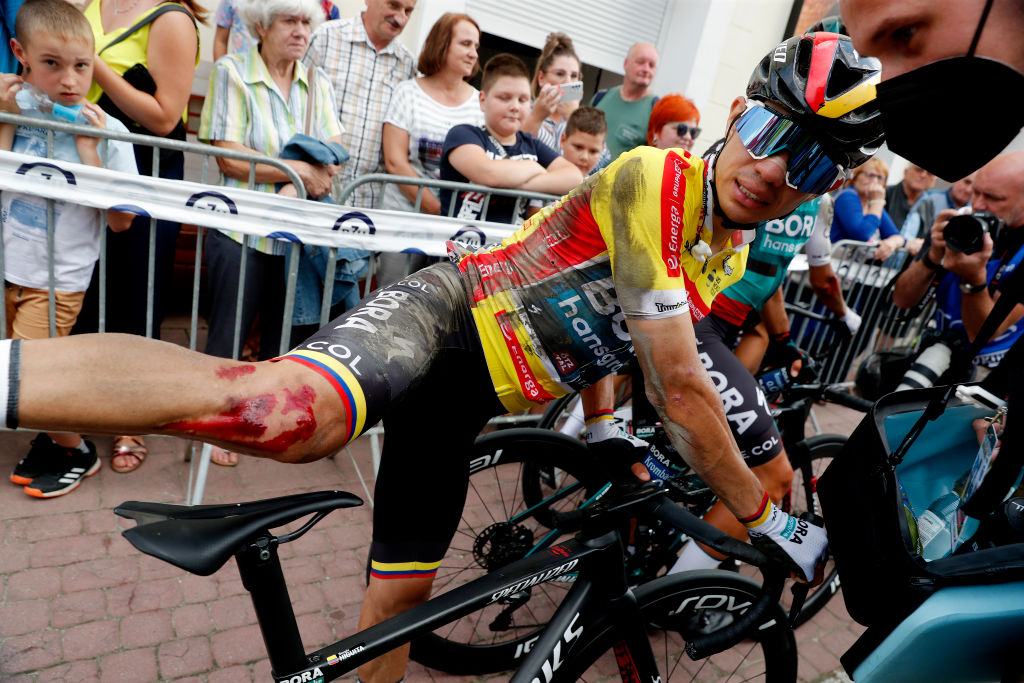 Race leader Sergio Higuita injures knee in Tour de Pologne crash