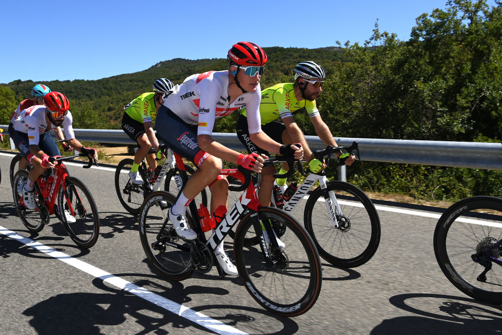 Vuelta a España sees first COVID-19 case as Daan Hoole leaves race