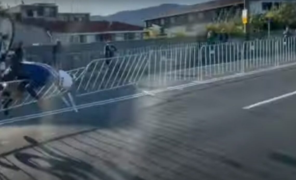 Magnus Sheffield crashing over barriers at the world championships