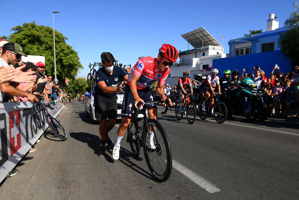 Chaos on Vuelta a España stage 16 - Evenepoel regains lead while Roglič suffers finish line crash