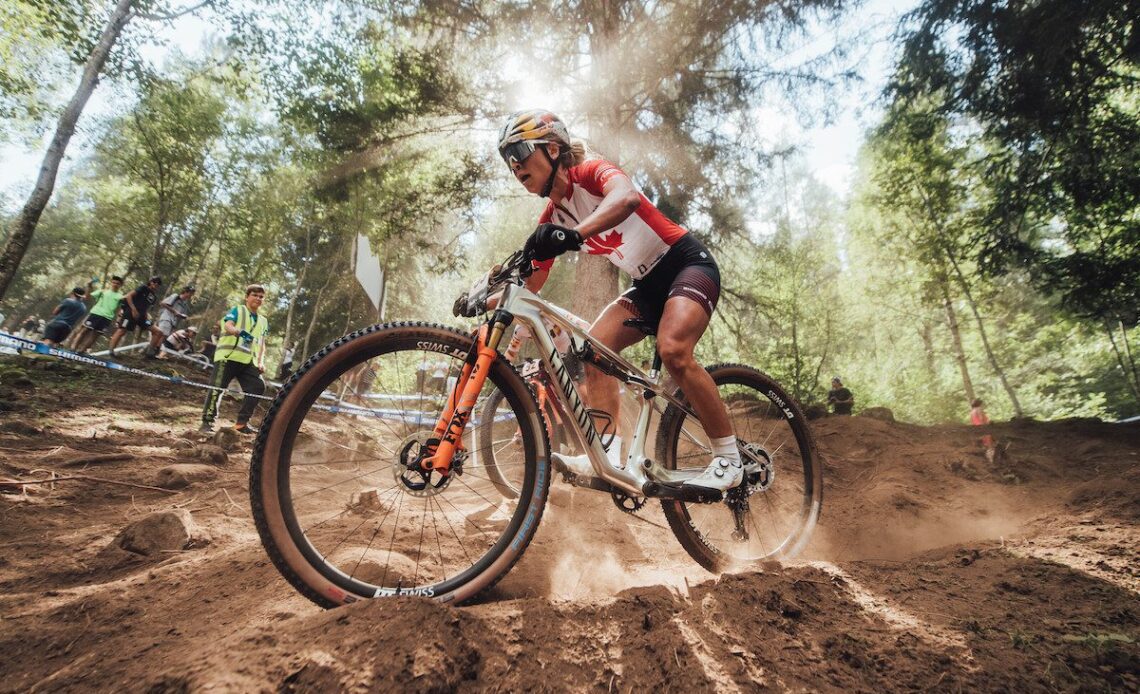 Emily Batty rides over dusty roots at Val di Sole World Cup finals in 2022