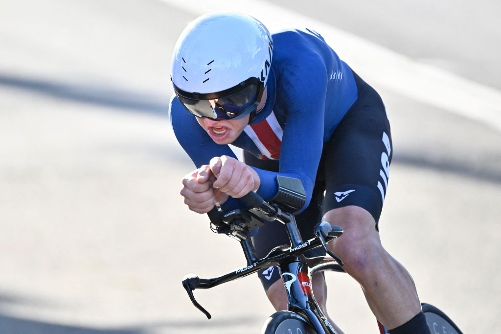 Magnus Sheffield's Worlds time trial hopes obliterated in crash - Video