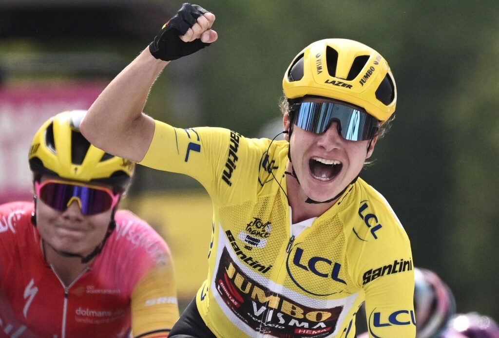 Marianne Vos wins stage 6 while wearing the yellow jersey at the Tour de France Femmes 2022