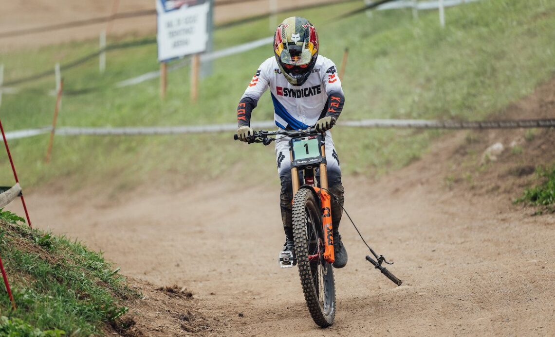Jackson Goldstone rides with half a handlebar at hte Val di Sole World Cup