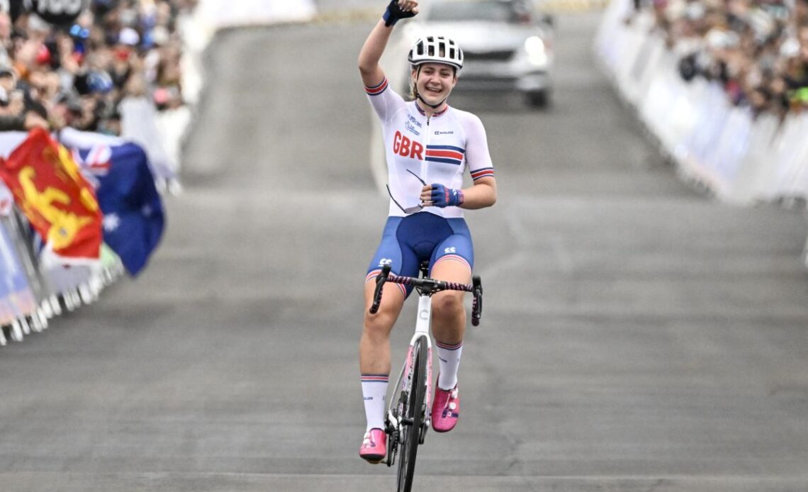 Zoe Bäckstedt retains junior road race title with stunning solo ride at World Championships