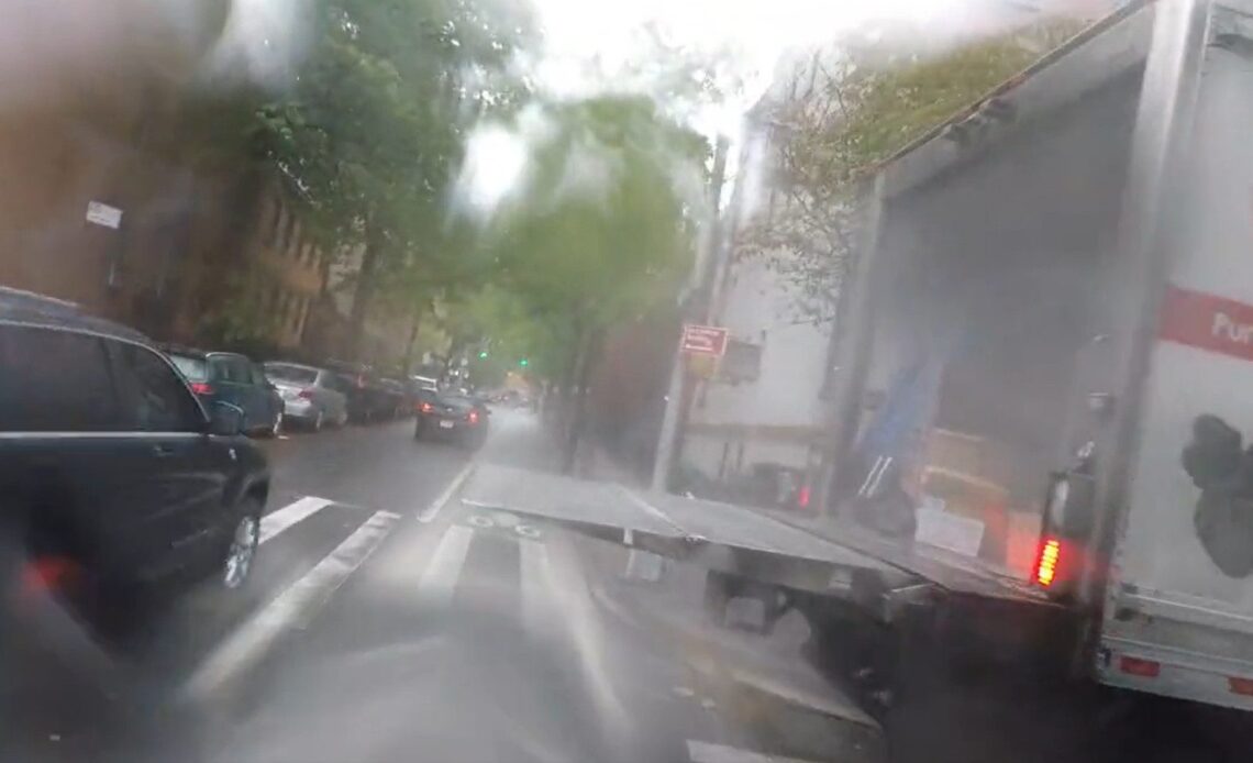 Beware of the truck lift gate, an absolutely dangerous obstacle for cyclists