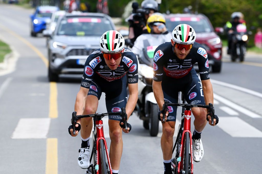 Filippo Tagliani and Mattia Bais in a two-up Drone Hopper-Androni breakaway at the 2022 Giro d