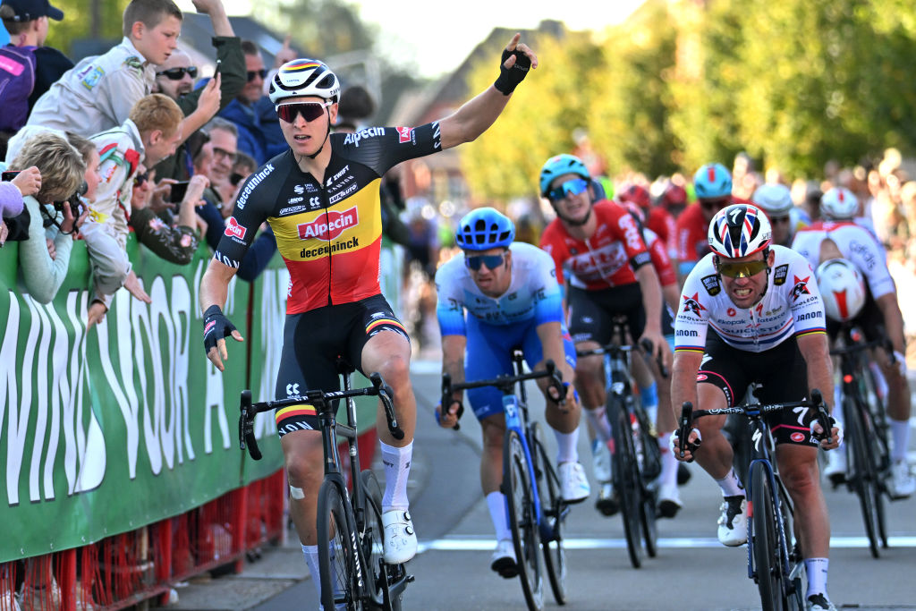 Tim Merlier outsprints Cavendish, Groenewegen at Memorial Rik Van Steenbergen