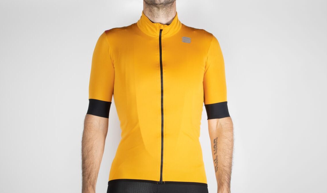 Save money with the Sportful Fiandre Light NoRain Short Sleeve jacket as a foundational layering piece