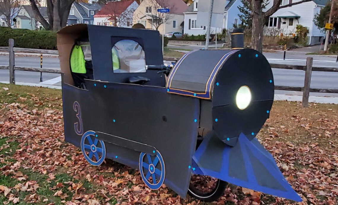 This couple turned a bike into a train for Hallowe’en and it’s really something