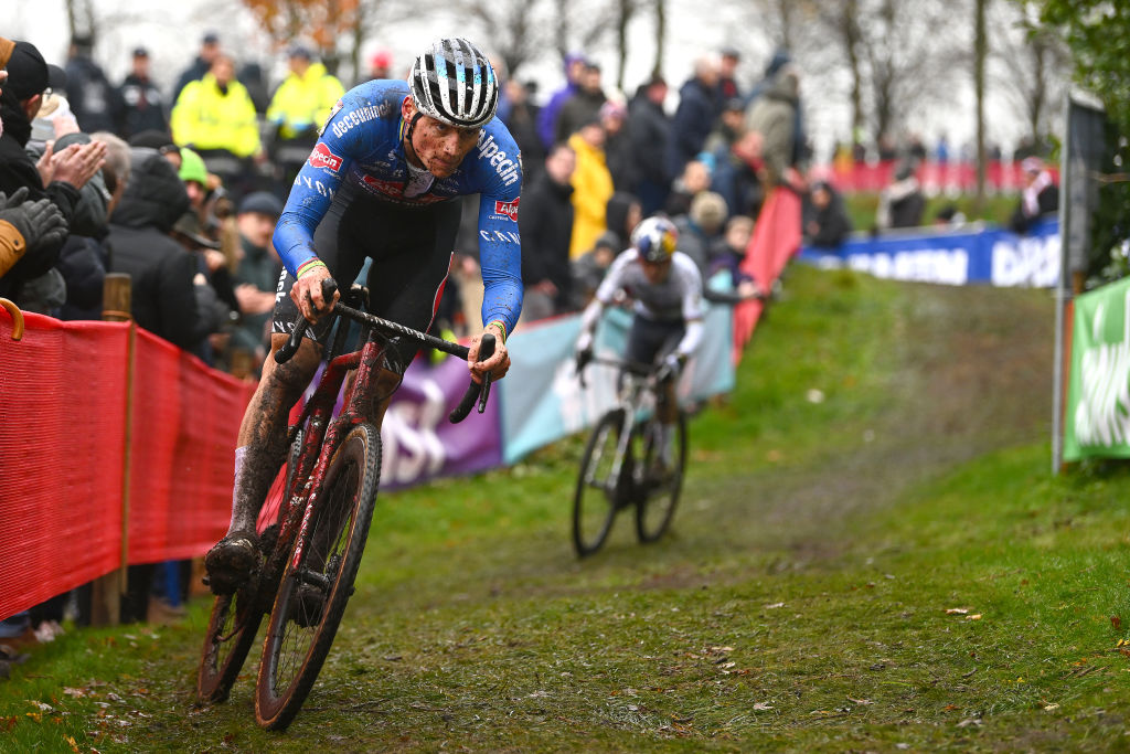 Van der Poel celebrates Hulst victory with 7km run at sub-4 minute pace