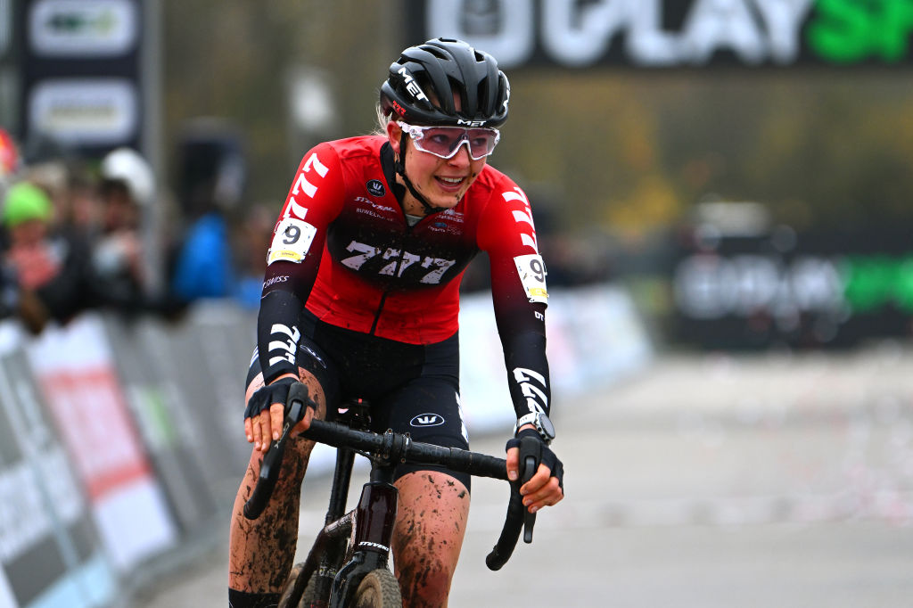 Aniek Van Alphen goes solo to win Exact Cross Essen