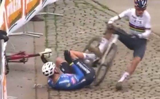 Mathieu van der Poel and Tom Pidcock crash at Superprestige Boom 2022