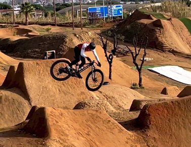 Nino Schurter dirt jumps in La Poma