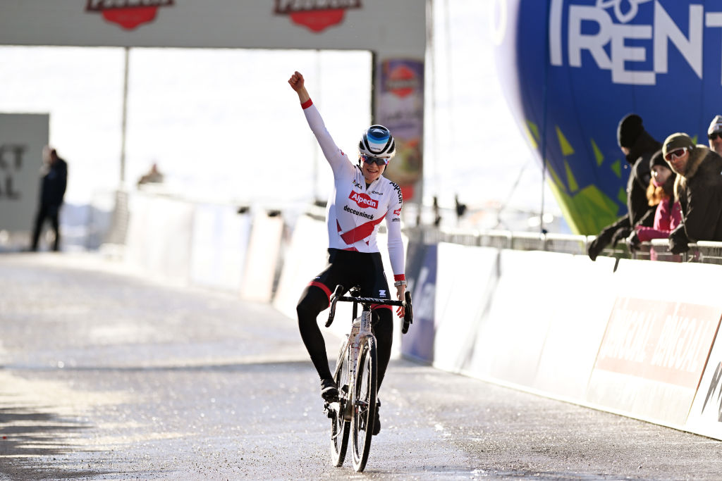 Puck Pieterse solos to victory at snowy Val di Sole World Cup