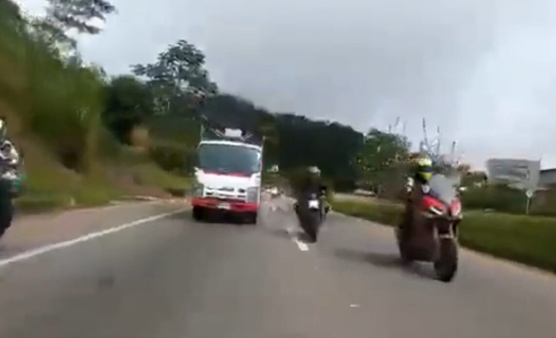 There was a horrific collision between a motorcyclist and cyclist in Colombia