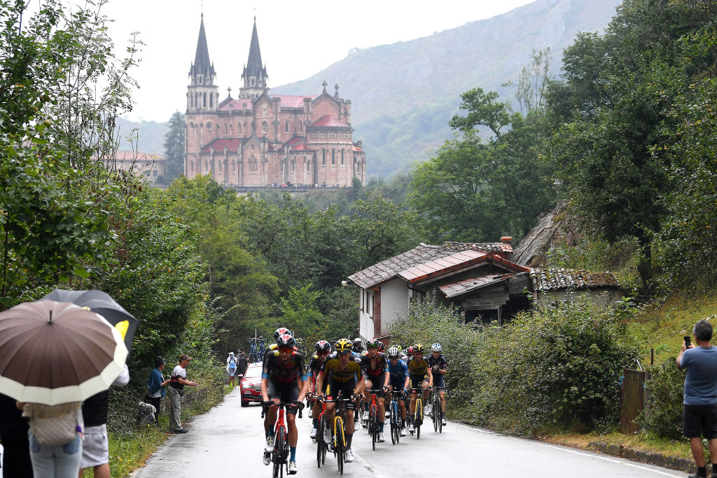 La Vuelta Femenina, the women's Vuelta a España, to finish atop Lagos de Covadonga