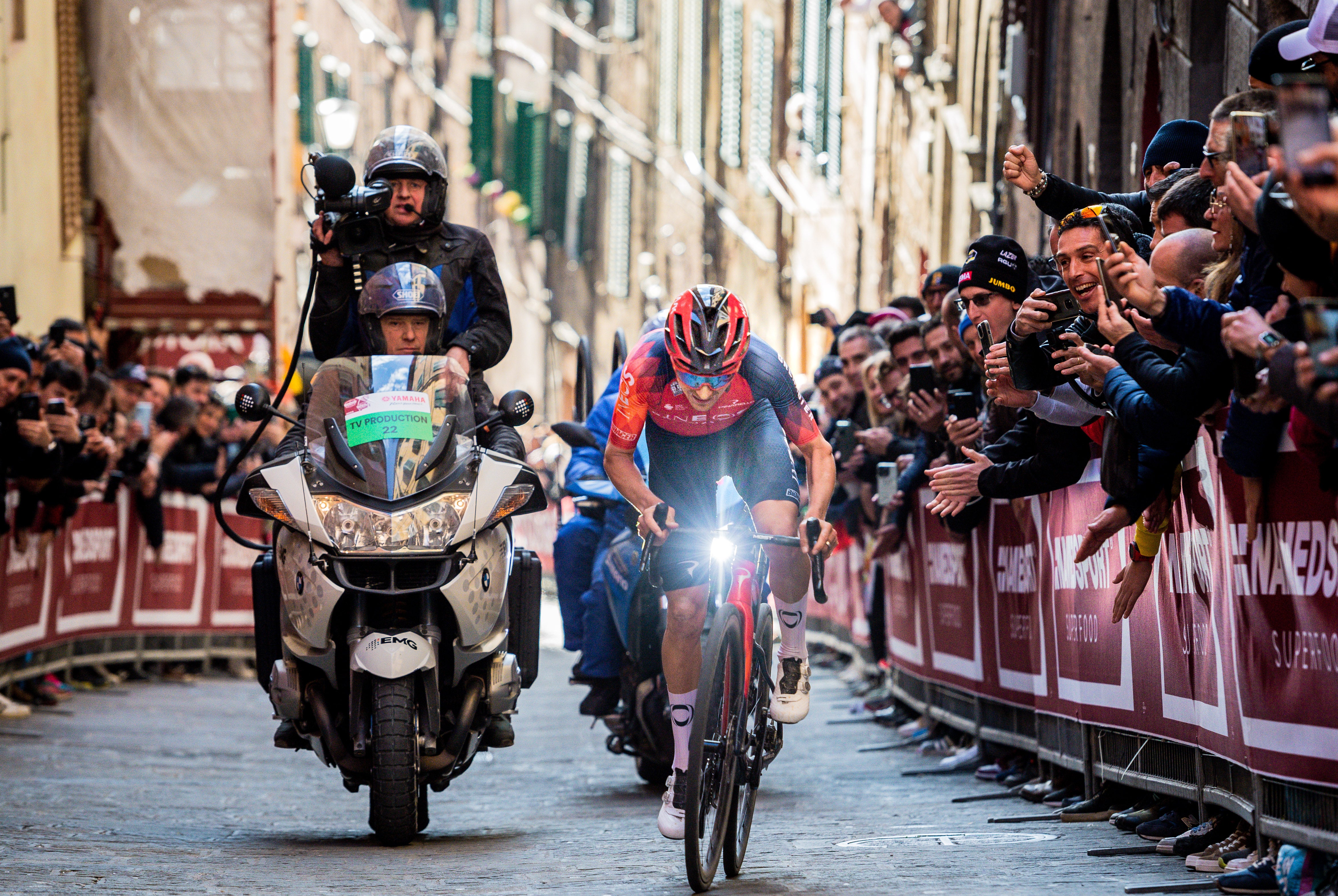 Thomas Pidcock riding up the final climb into Siena 