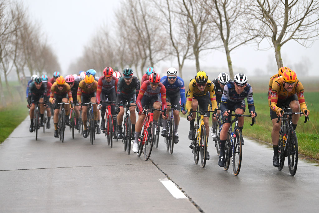 E3 Saxo Classic: stormy day brews up in Belgium with winds of up to 75kmh