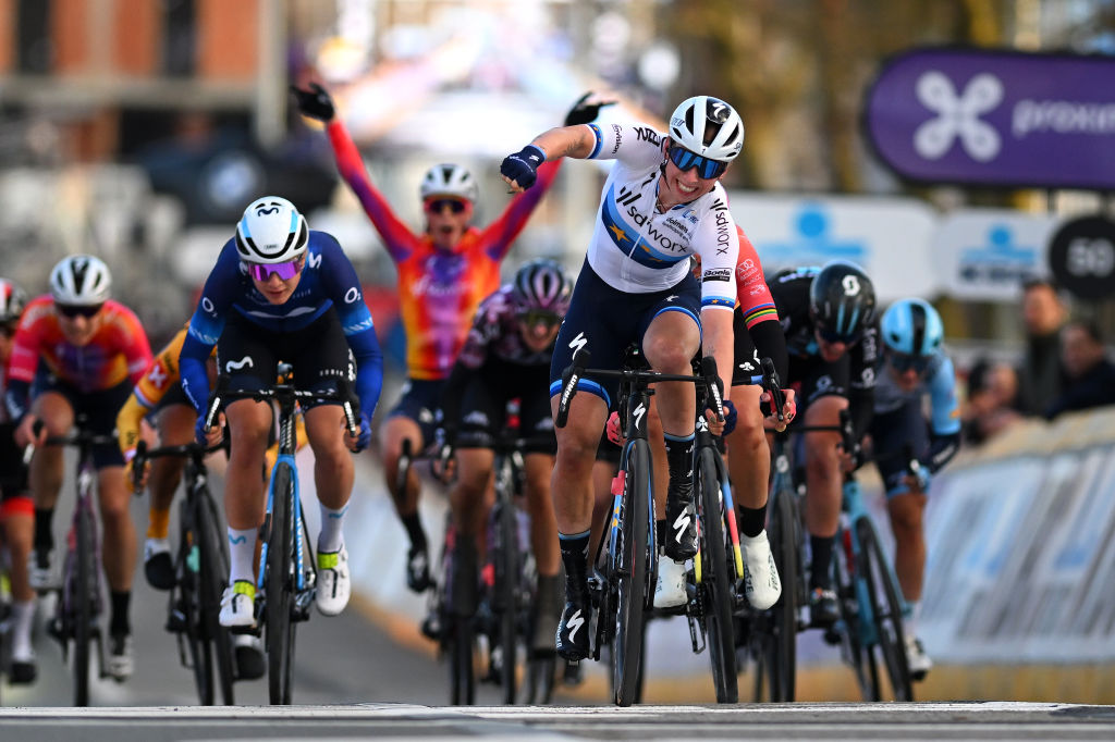 Ronde van Drenthe: Wiebes takes third straight title
