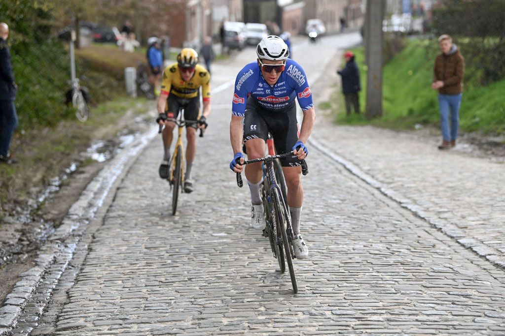 Søren Kragh Andersen (Alpecin-Deceuninck) at the head of the race on the cobbles of the E3 Saxo Classic