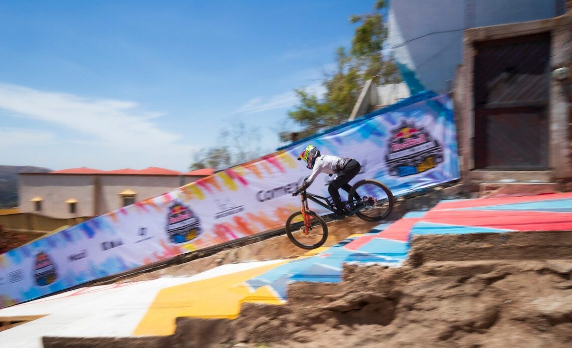 Jackson Goldstone flies through Guanajuato Urban DH course
