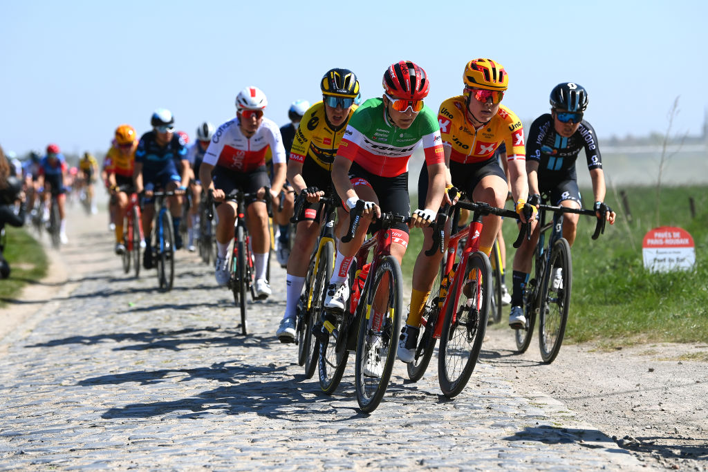 Paris-Roubaix Femmes Live - Women's peloton tackle the cobbles