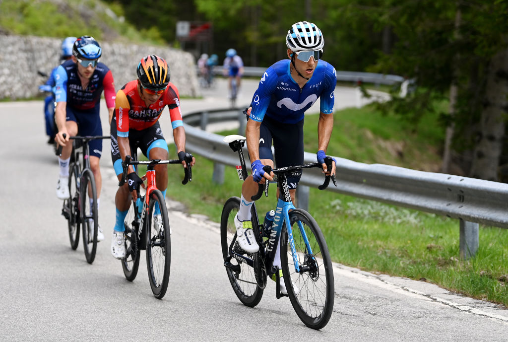 AG2R Citroën team car ejected from Giro d'Italia for crashing Carlos Verona