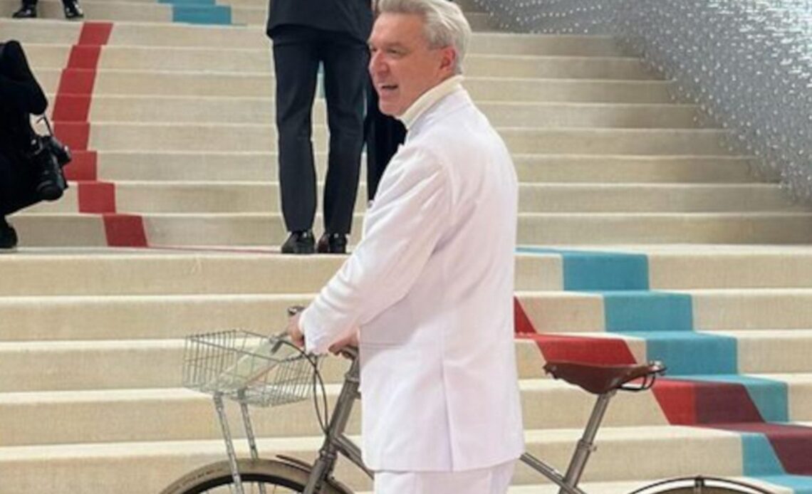 David Byrne rode a damn bike to the Met Gala which is the absolute best