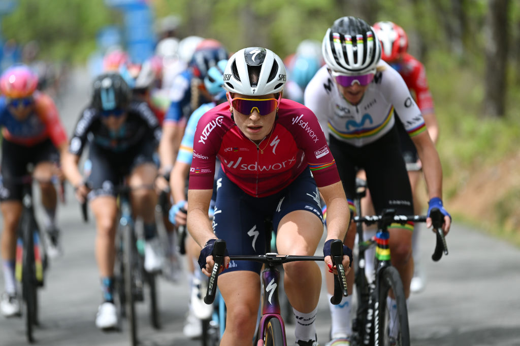 La Vuelta Femenina: Vollering beats Van Vleuten to win stage 5 atop Mirador de Peñas Llanas