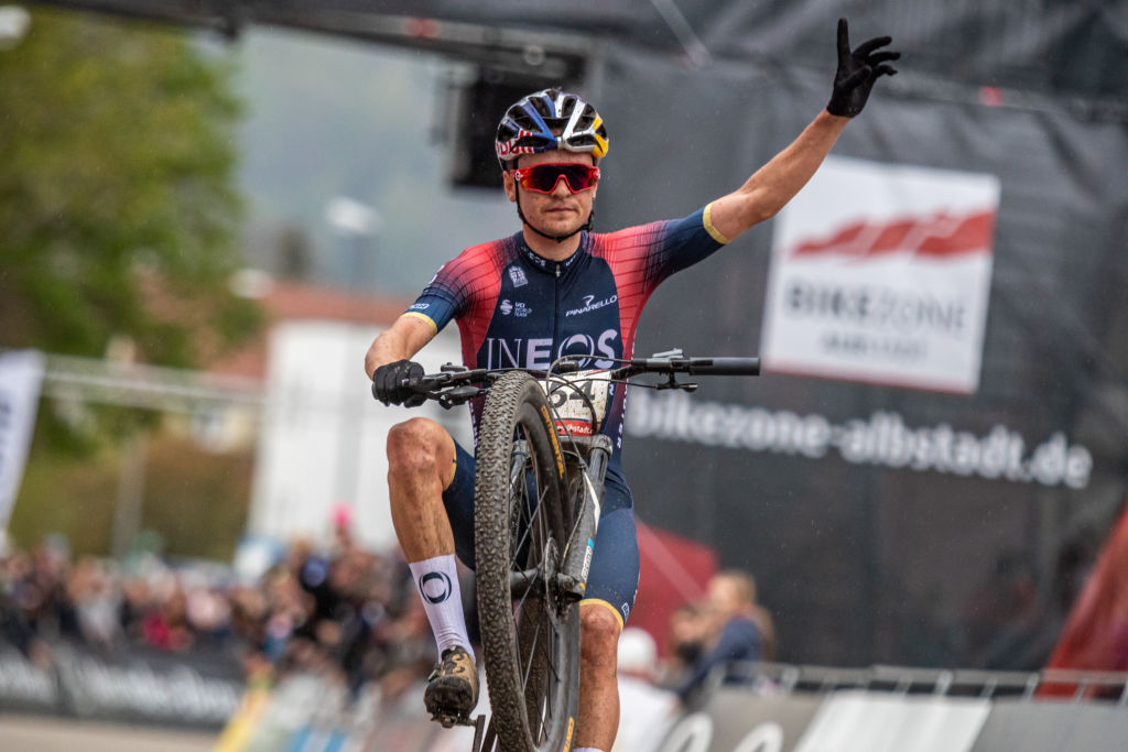 Tom Pidcock prevails in tight battle with Dubau in Nove Mesto World Cup