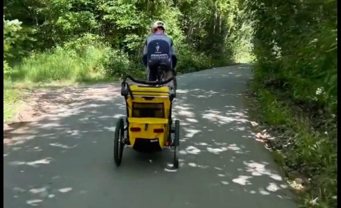 Julian Alaphilippe pulls his son in a bike trailer