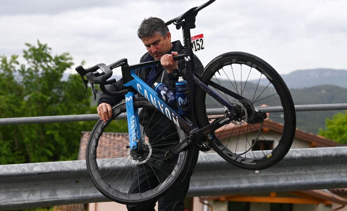 Will Barta's Canyon bike snaps in Giro d'Italia stage 10 crash