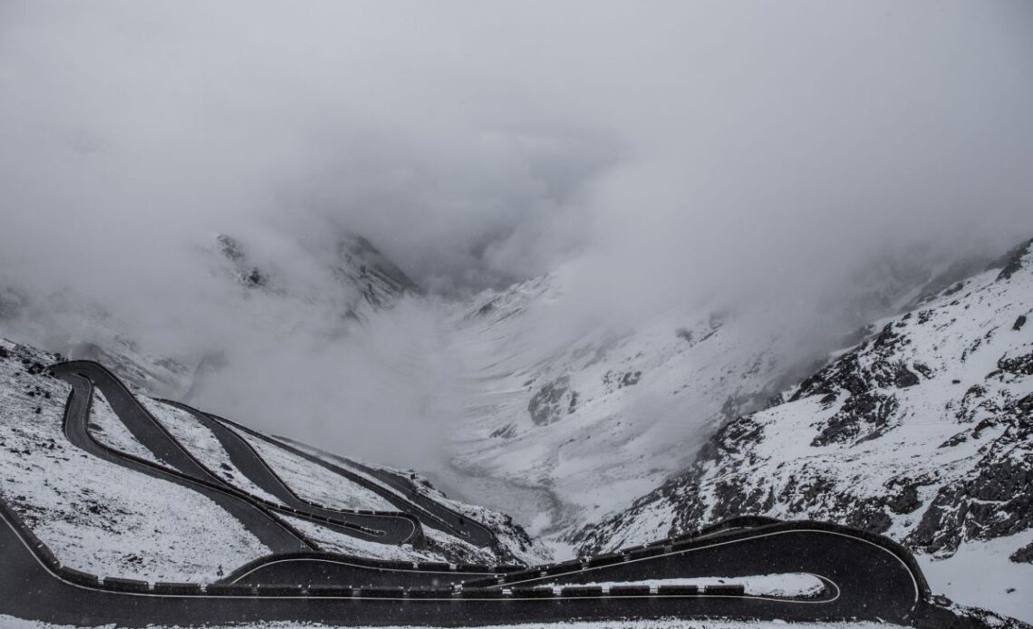 24 riders disqualified from under 23 Giro d’Italia for holding onto vehicles