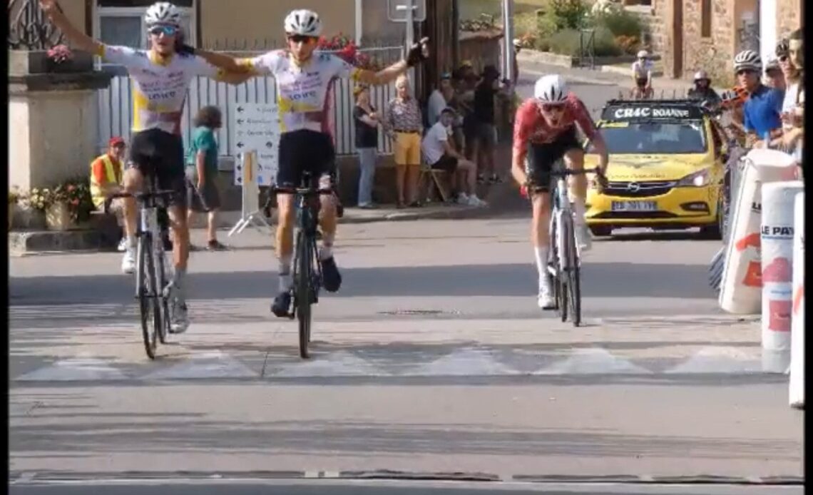 Two cyclists do an early victory salute and lose the race in France