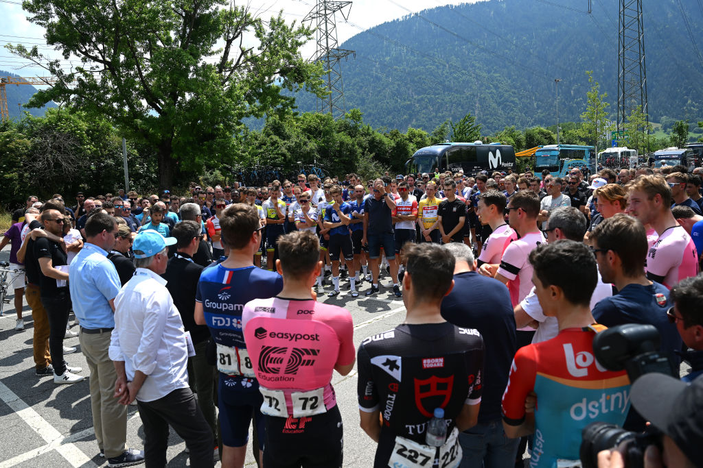 Tour de Suisse stage 6 neutralised in memory of Gino Mäder