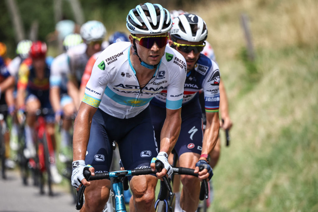 Alexey Lutsenko takes solo win at Circuito de Getxo